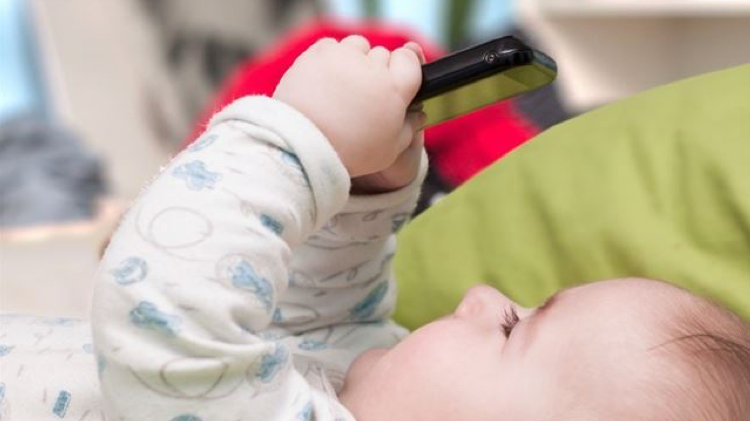Uno de cada tres bebés de 6 meses ya juega con el móvil, antes de hablar o andar