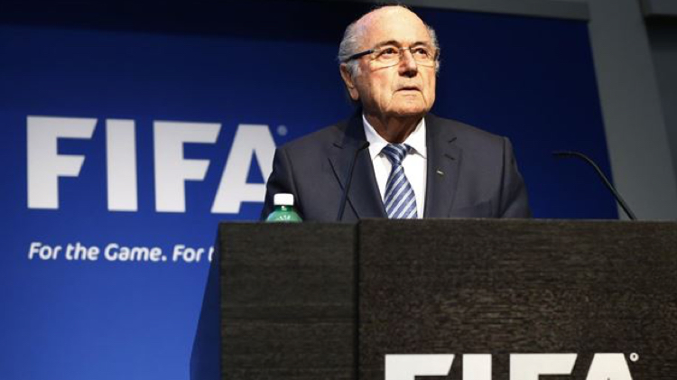 Blatter dimite de la FIFA