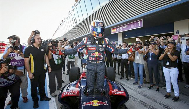 Carlos Sainz cuenta su viaje a la F1 en el documental 'Camino al 55'