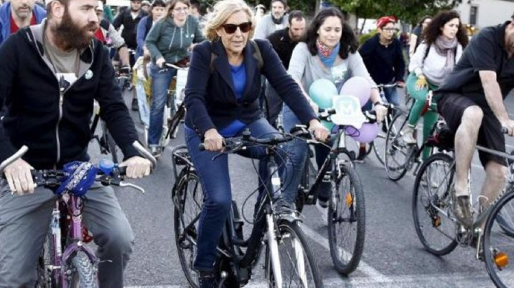 Manuela Carmena celebra en bicicleta y rodeada de niños el Día sin Coches