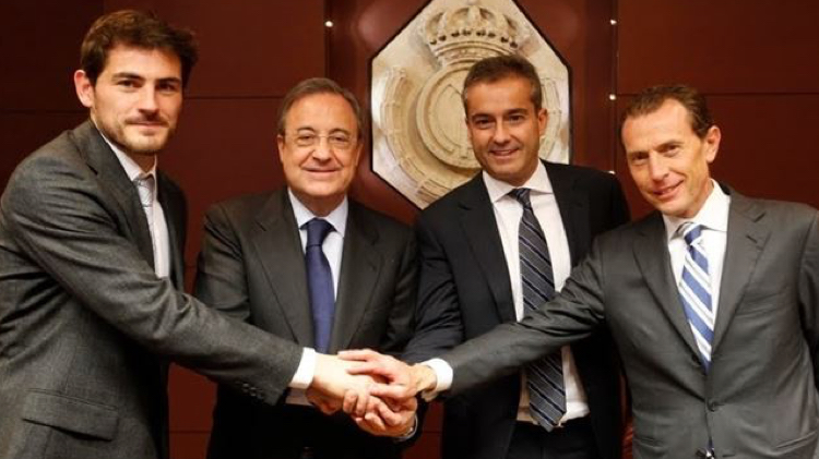 Florentino Pérez da la despedida a Iker Casillas en el Bernabéu