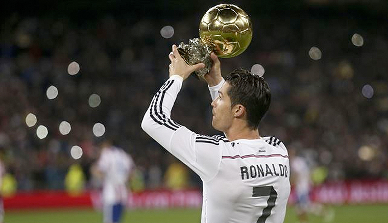 Cristiano ofrece el 'Balón de Oro' al Bernabéu
