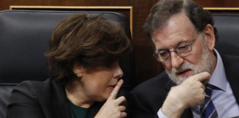 Soraya imita a Rajoy y desea suerte a Casado