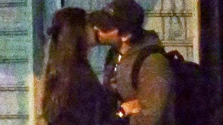 El beso más esperado entre Irina Shayk y Bradley Cooper
