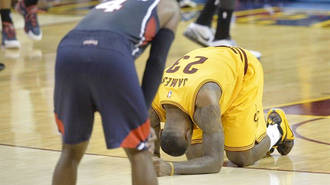 LeBron James situa a los Cavaliers a un paso de las Finales