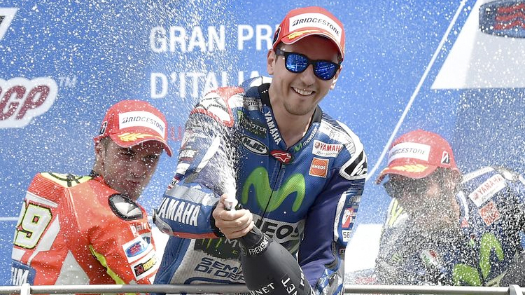 Lorenzo vence en Mugello y acecha a Rossi en el Mundial