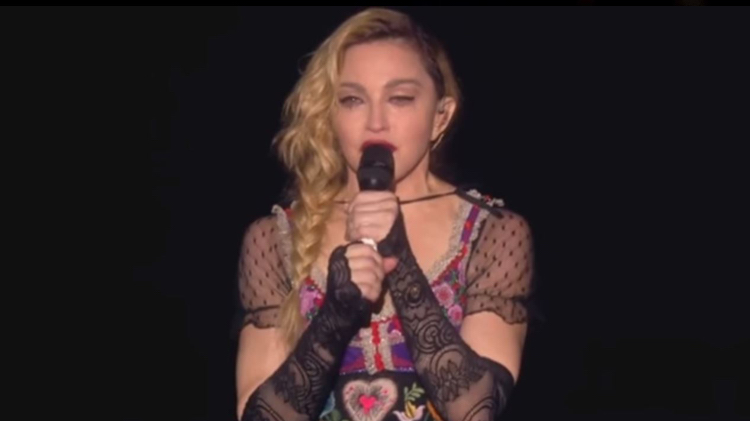 Madonna llora en pleno concierto recordando a las víctimas de París