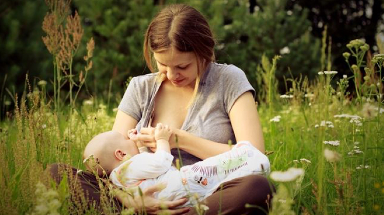 Qué debe comer la madre durante la lactancia de su bebé