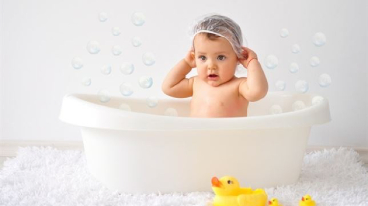 5 consejos básicos para bañar a bebés y niños en la bañera