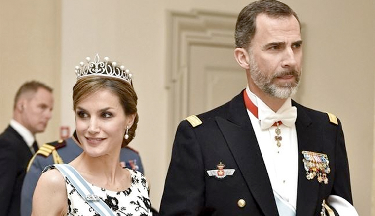 Reina Letizia deslumbra con su tiara de diamantes y vestida de Varela
