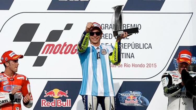 Rossi remonta y gana en MotoGP tras la caída de Márquez