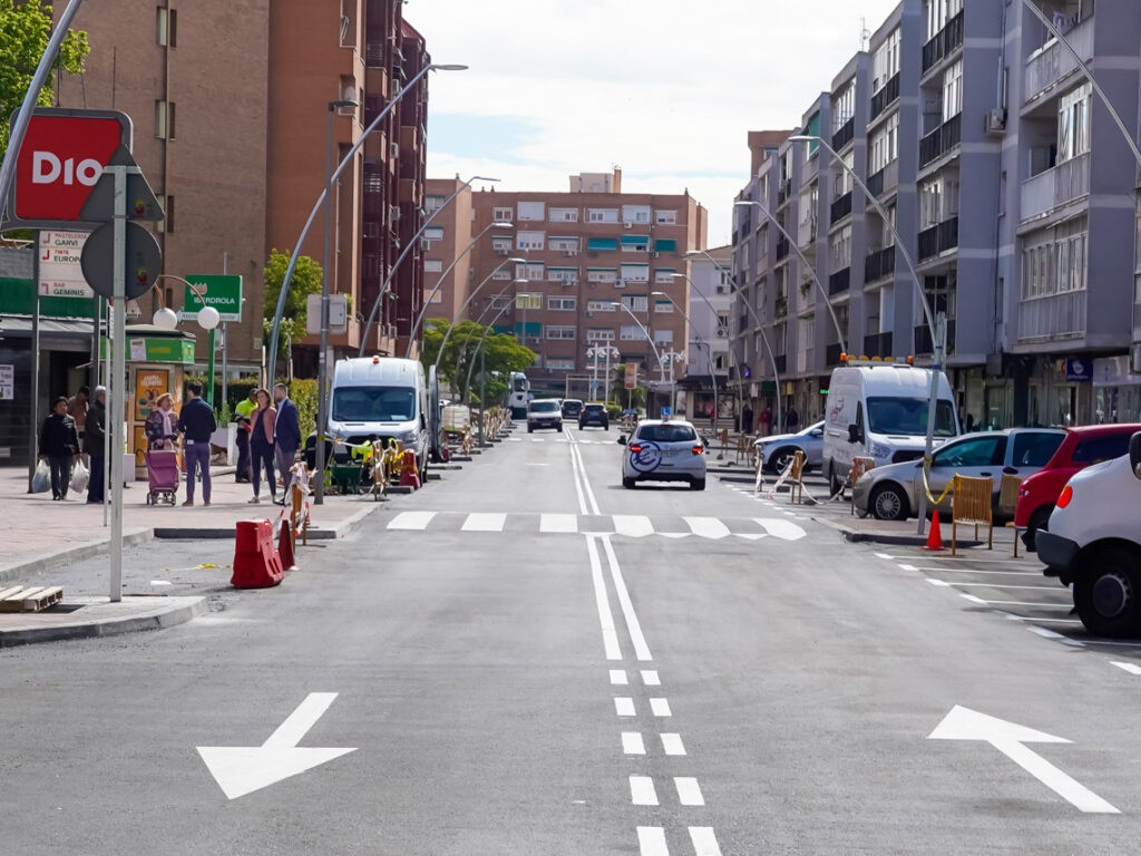Finalizan las obras de rehabilitación en la calle Madrid con nuevas plazas de aparcamiento y más árboles