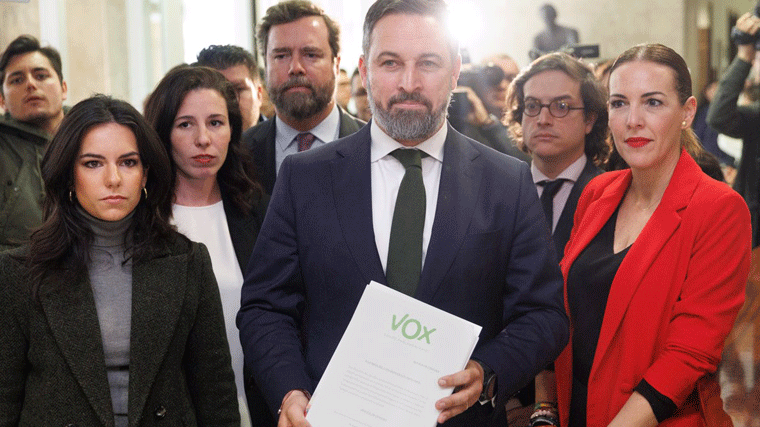 Abascal presiona a Feijóo con la moción de censura: Le reta a elegir entre 'Sánchez o Tamames'