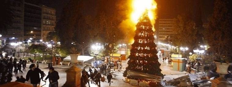 IU Madrid reivindica su abeto navideño en llamas tras el aluvión de críticas en las redes