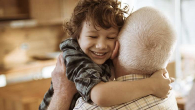 Sanidad recomienda que los nietos no abracen a los abuelos