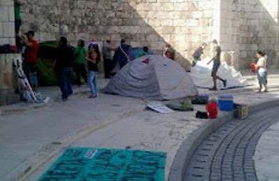 La PAH mantiene su acampada en la plaza Cervantes 