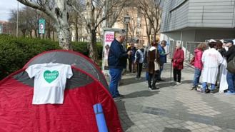 Vecinos inician una acampada en el CS Paseo Imperial, exigen equipos completos en urgencias