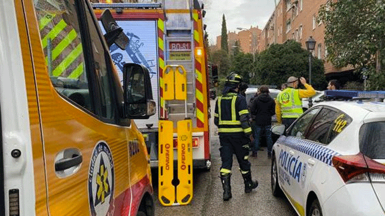 Muere un trabajador al golpearse la cabeza mientras pintaba un edificio en Moratalaz