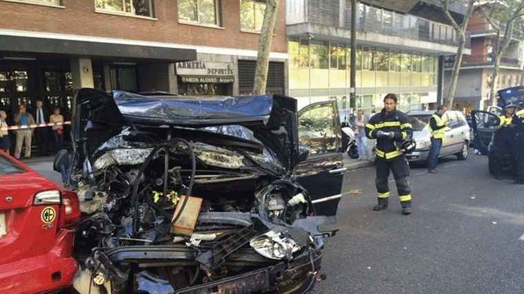 Un camión sin conductor recorre 150 metros, choca con cinco turismo y uno hiere a una mujer