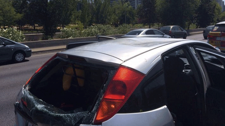 Un motorista muy grave tras chocar contra un vehículo averiado en el arcén de la M-30
