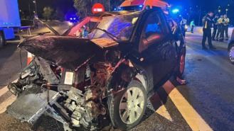 Muere un joven y otras dos personas graves tras ser arrollados por un coche en una marquesina de Neptuno