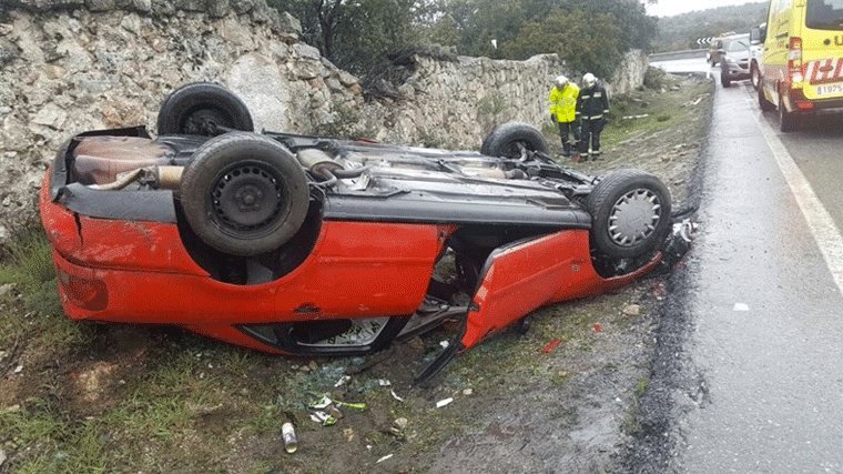 Um matrimonio octogenario y su hija heridos en un accidente en la M-618