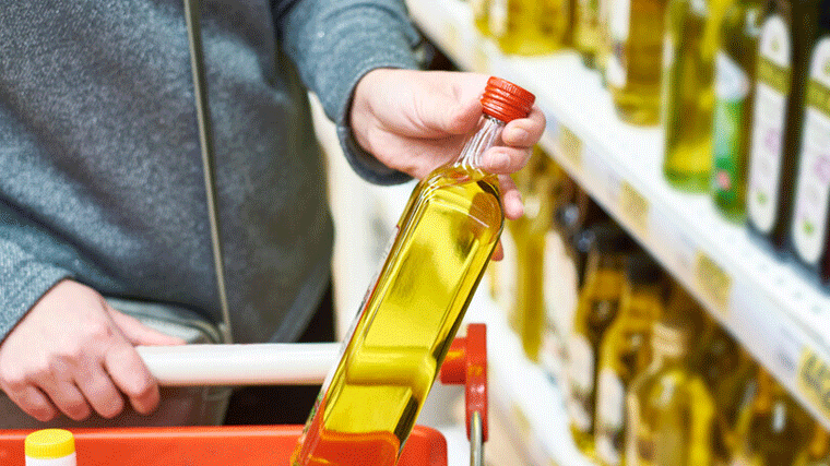 El aceite de oliva sube un 4,1% en el super, pero se paga 1,21 euros menos en origen