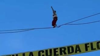 Un activista camina sobre una cuerda floja a 30 metros de altura en la Plaza de España para protestar