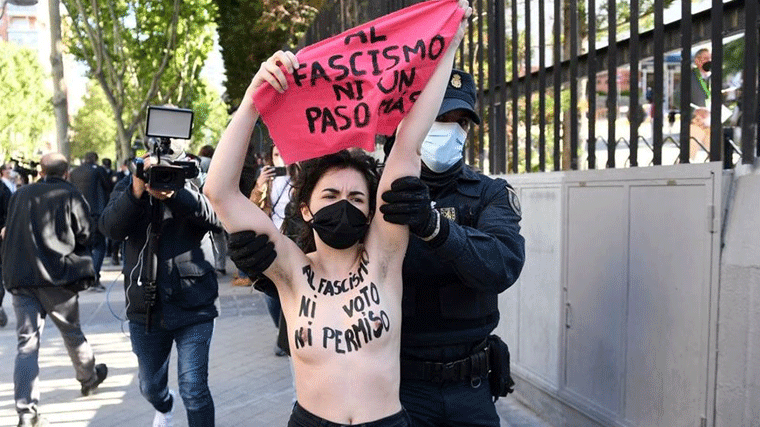 Activistas de Femen protestan a las puertas del colegio electoral de Monasterio