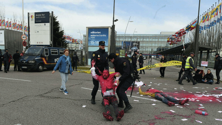 Dancuasa multa con 11.419 € a 19 activistas antiarmamento que protestaron en HOMSEC