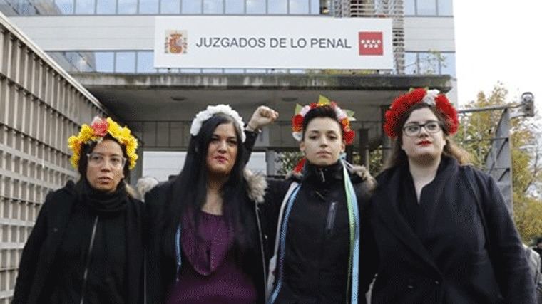 El juez absuelve a las activistas que se encadenaron en La Almudena