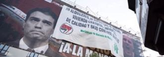 Activistas antidesahucios boicotean la lona de Desokupa y éstos dicen que tendrán que 