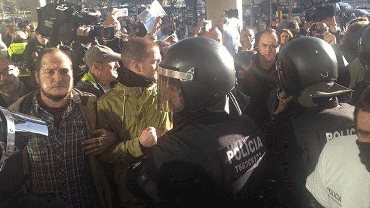 Enfrentamiento entre Guardias Urbanos y activistas en Barcelona por el juicio de Garganté