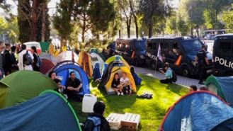 Detenidos 3 activistas por el clima tras ocupar el puente de Nuevos Ministerios