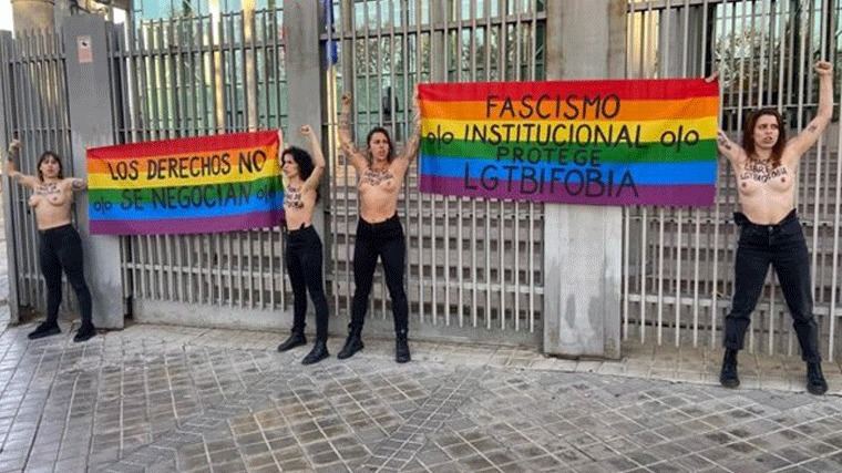 Activistas a pecho descubierto contra la derogación de leyes LGTBI
