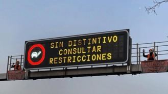Dos activistas de Futuro Vegetal escalan una señal luminosa de la M-30