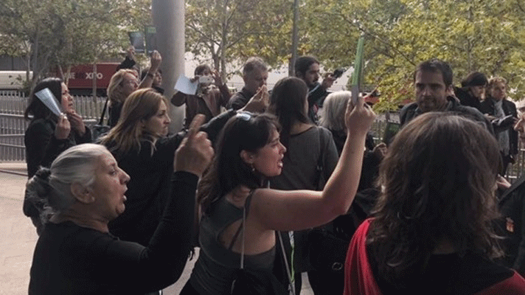 PP y C.s impiden tramitar la ILP de la Vivienda en medio de la protesta de los activistas