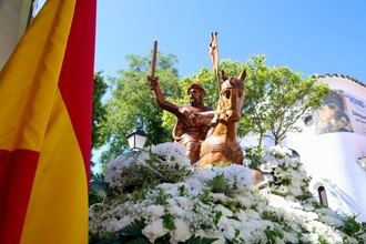 Celebración del Día del Patrón con misa y aperitivo en la plaza de España