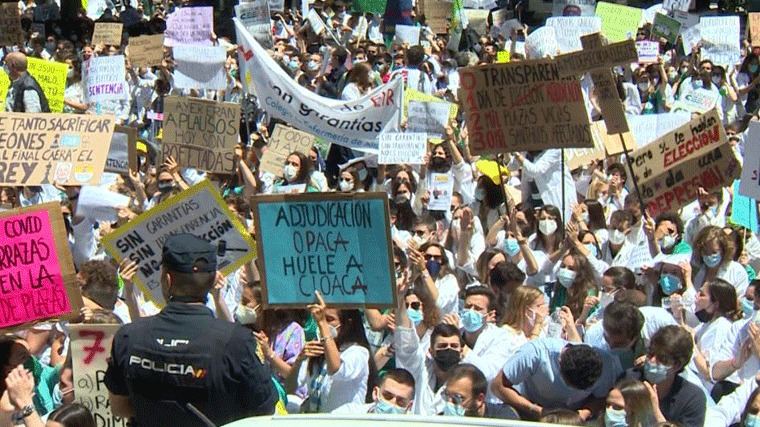 Más de mil aspirantes MIR se concentran contra la adjudicación telemática de las plazas