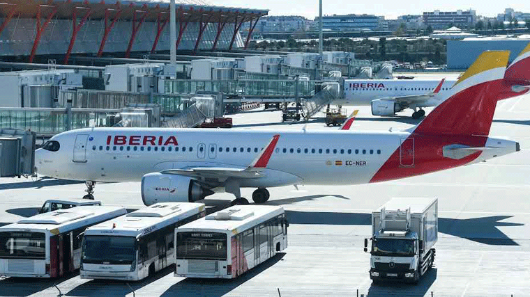 Aena investiga el abandono de una anciana de 92 años en un autobús en las pistas de Barajas