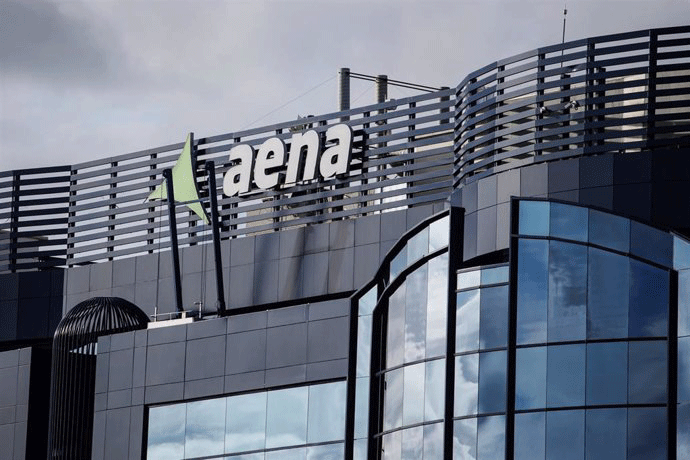 Aena actualiza normas y precisa la competencia en acceso, cierres y desalojos ante la polémica de Barajas