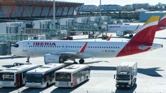 Aena investiga el abandono de una anciana de 92 años en un autobús en las pistas de Barajas