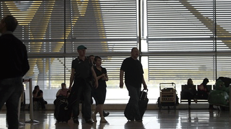 Aena prohibe dar de comer a animales que deambulan por Barajas