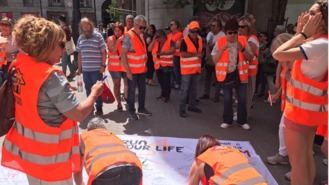 Afectados por la L7B de Metro protestan contra Ayuso y reciben a Fernando Cáliz tras recorrer la Comunidad