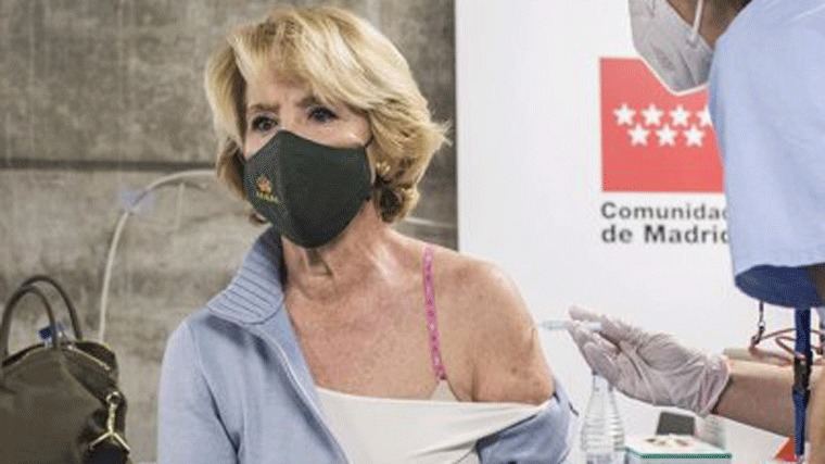 Aguirre se vacuna con AstraZeneca, ensalza a Ayuso y carga contra Sánchez