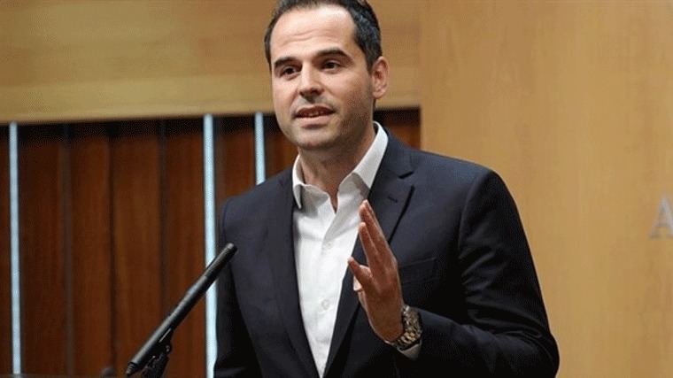 Aguado mantiene el veto a Vox y pide la abstención de PSOE y Más Madrid
