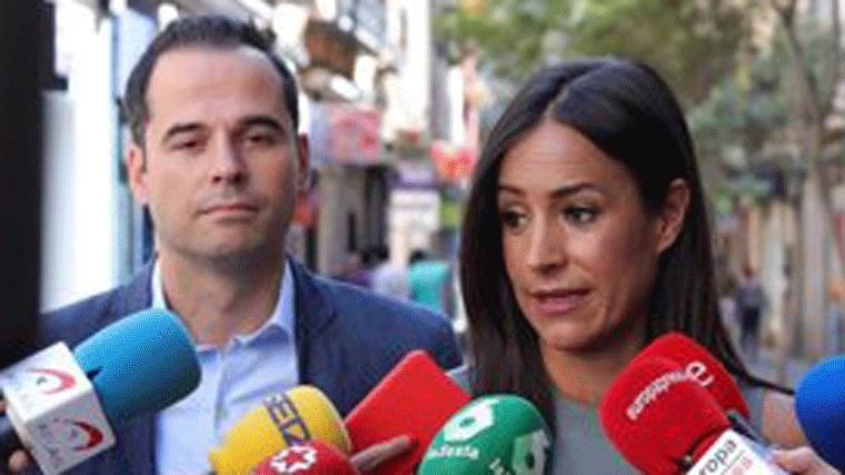 Pedir con una mano lo que se niega con la otra
