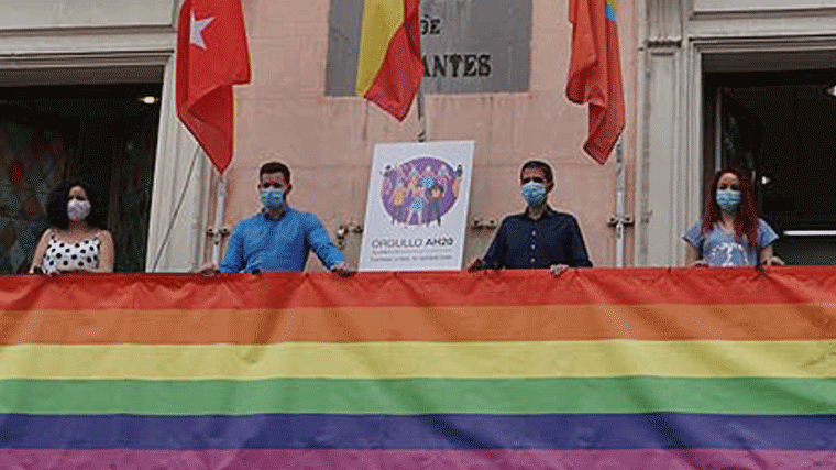 Querella contra el alcalde de Alcalá por colgar la bandera LGTBI