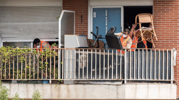 Imagen de archivo: Trabajadores sacan al balcón de un domicilio las pertenencias de las 62 familias que han desalojado de cuatro portales