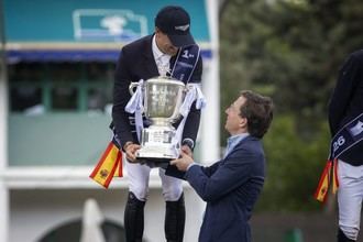 Almeida entrega el trofeo del Gran Premio de Madrid a Simon Delestre